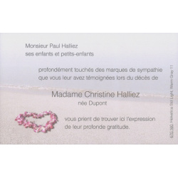 Carte remerciement décès cœur de pétales rose et blanc sur la plage avec la mer en fond Buromac 670.160